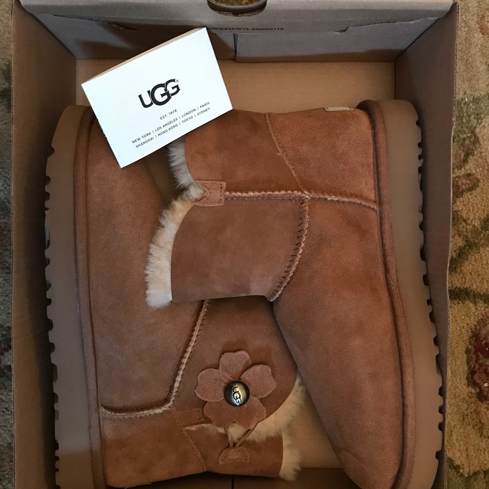 Ugg short baily button